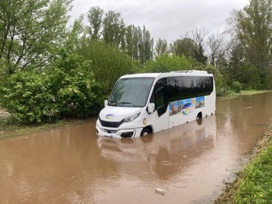 media_express_e's tweet photo. 🇫🇷 FLASH – La Vézère déborde en ce moment, provoquant l’inondation de plusieurs routes désormais interdites à la circulation. Près de Montignac, un bus s’est retrouvé piégé par les eaux.
#Vezere #Montignac #Meteo https://t.co/ysnsMMsrX6