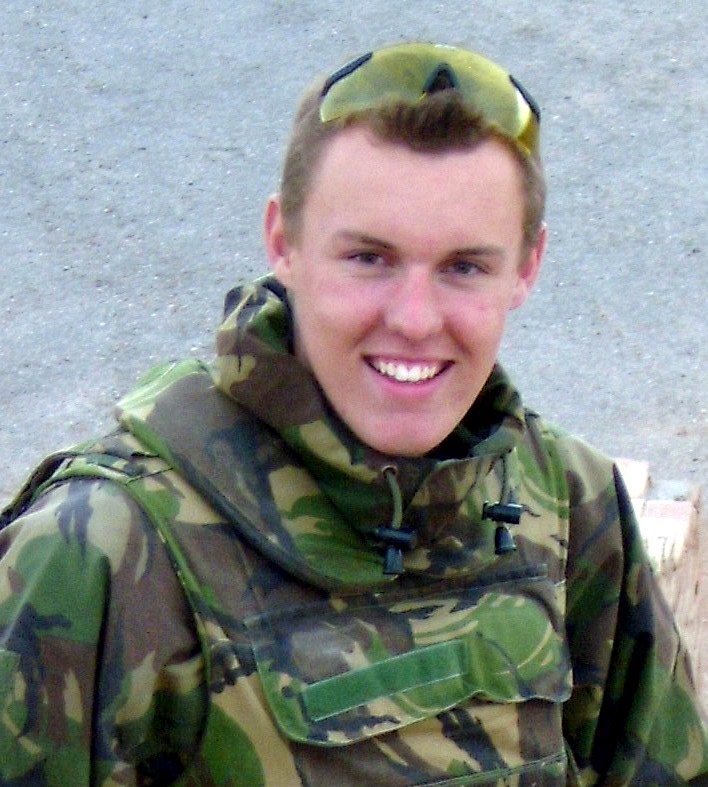 RoyGrinwis's tweet photo. Vandaag herdenken we Cor Strik.
Op 20 april 2007 kwam korporaal der jagers Leonard Cornelis Sebastiaan Strik, beter bekend als Cor, om het leven tijdens een voetpatrouille nabij #Sangin in de Afghaanse provincie #Helmand. Tijdens operatie #Achilles, die gericht was op het mogelijk maken van reconstructiewerkzaamheden, stapte Cor op een geïmproviseerd explosief (IED) en was op slag dood. Hij was de eerste Nederlandse militair die tijdens gevechtshandelingen in #Afghanistan om het leven kwam.
Cor was 21 jaar oud, geboren en getogen in #Amersfoort. Hij diende bij het 11 Infanteriebataljon Luchtmobiel, Charlie (Tijger) Compagnie, onderdeel van het Garderegiment Grenadiers en Jagers. Zijn toewijding en moed blijven in onze herinnering voortleven.
We eren zijn dienst en offer.
We vergeten hem niet.
Rust zacht, Cor.
#LestWeForget 🥀 #Veteranen 🎖️ #InMemoriam 🙏🏻