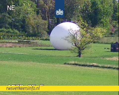 🥚 | Thuis zijn de paaseieren misschien gevonden, maar heb je dit reusachtige ei langs de snelweg al gespot? Ga je nog op pad naar de paasbrunch? Hop even langs rwsverkeersinfo.nl en check voor vertrek de actuele verkeersinformatie.