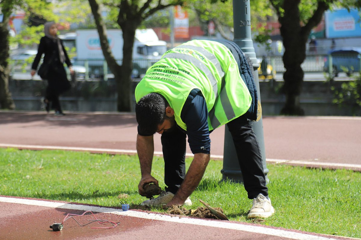 📍🌱Kâğıthane Belediyesi Yeşil Vadi Bisiklet ve Yürüyüş Yolumuz ve çevresindeki yeşil alanımızı düzenli gübreleme çalışmalarımızla bakımlarını gerçekleştiriyoruz. 

#KalbimizKağıthane