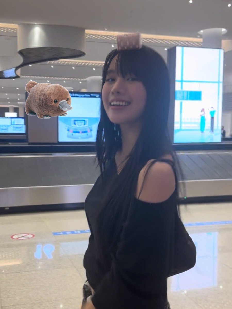 나띠님진짜커염진부분 
대만에서
자기너무강아띠상태야? 물어보시더니
(강아띠상태=꼬질강아상태) 
인천와선 
나급하게화장햇어.. 
언니오랜만에오는데
나넘꼬질꼬질하면
다시안보러올까봐 
하시더니구르프까지하고나오셧어 
ㅜㅜ 누무웃겨