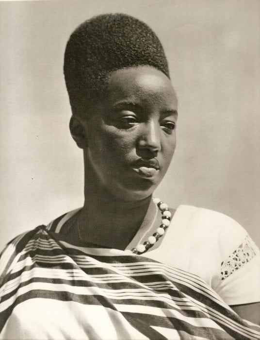 CAGUWA_2's tweet photo. Umunsi nk'uyu kw'itariki 20 Mata 1994, Nibwo Umwamikazi wanyuma w'u Rwanda Rosalie GICANDA yishwe azize Jenoside yakorewe Abatutsi mu 1994.

SOMA AMATEKA UMWAMIKAZI ROSALIE GICANDA WISHWE MURI JENOSIDE. 💔😢⬇️

Umwamikazi Rosalie GICANDA Yavutse mu mwaka w’i 1928, avukira i Bugarura(Kiziguro),mu Buganza bw’amajyaruguru, yabyirukiye mu ndorwa aho se yari yaragiye gutura n’umuryango we.

Ni mwene Martin GATSINZI na Christiana MAKWINDIGIRI, akaba Umunyiginyinya w’Umuhebera/Umugaza.

Se umubyara akomoka kuri Bugingo bwa Mbabariye wa Mushikazi wa Semugaza wa Kigeli III Ndabarasa.

Mu w’i 1941, afite imyaka 13 Rozaliya GICANDA yatoranyijwe mu bakobwa b’uburanga buhebuje bagombaga kuvamo Uw’ihogoza ukwiye Umwami kubera ko Umwami Mutara III RUDAHIGWA yari amaze gutandukana n’umugore we wa mbere Nyiramakomari mwene Kamugundu wo kwa Kimenyi Getura, umwami w’i Gisaka.

BIRAKOMEZA......⬇️ 1/8