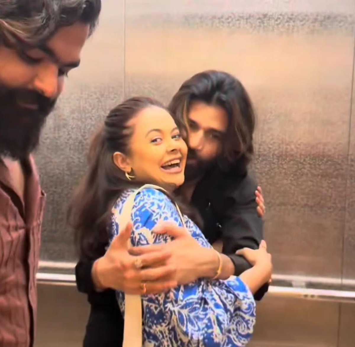RiaxDevoleena's tweet photo. Aww the lovely reunion i was waiting For ๐๐
My #DeVish ๐
@Devoleena_23 @Vishal_singh786
#DevoleenaBhattacharjee https://t.co/TYYwDz1xch