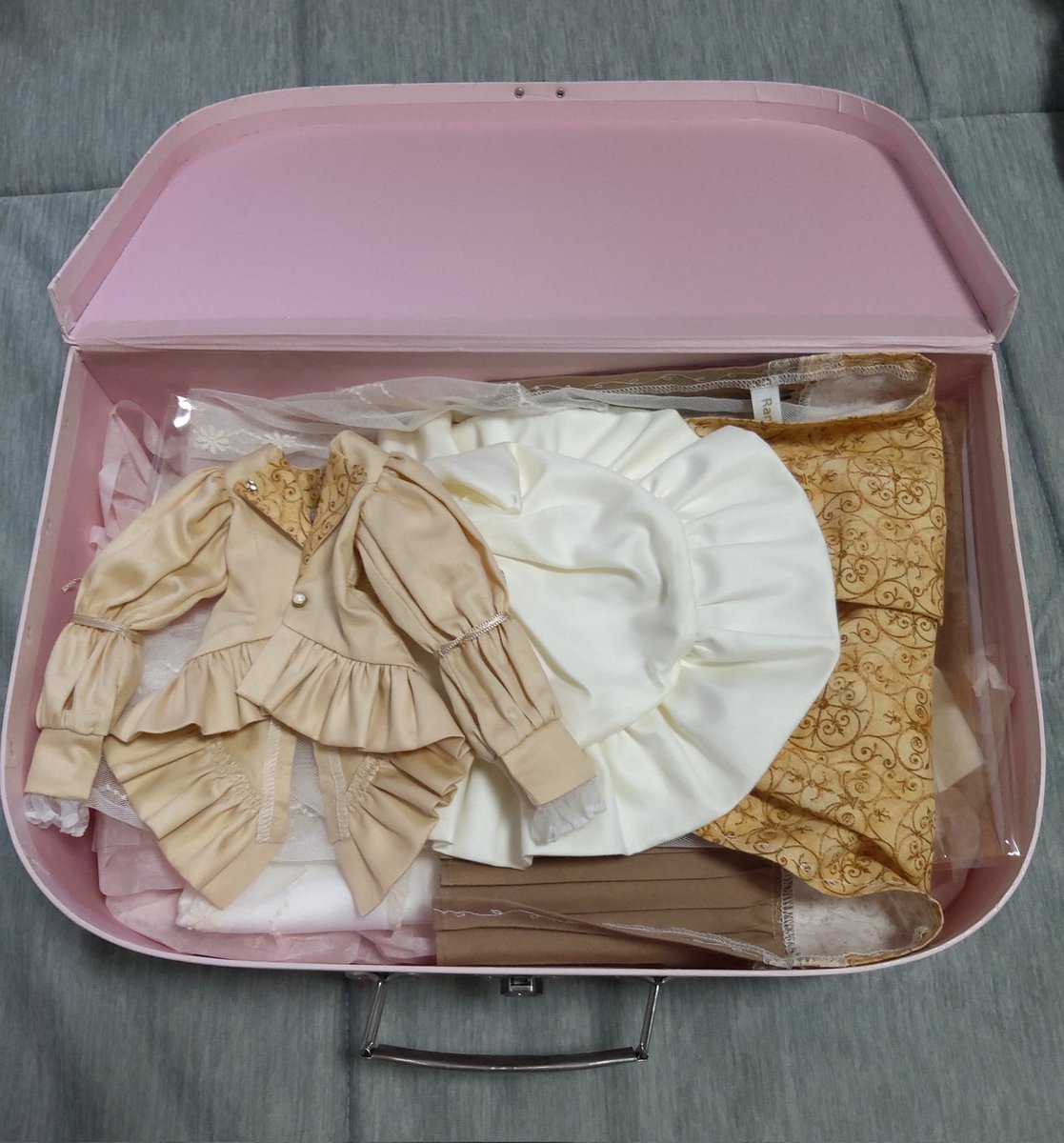 #트인덕장터
랑랑의 인형옷님 msd 드레스 세트 판매합니다😊😊 리본 묶은 자국과 보관 주름 있습니다
속치마에 작은 점 발견해서(의상 착용시 보이지 않아요)
가격인하해 운포 10만원에 보내드려요
리나슈슈 바디에 타이트하게 맞아서 마른 바디에 호환될것 같습니다!
(모자는 포함되지 않습니다)