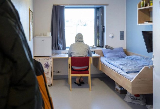 miamidayss's tweet photo. This is a prison cell in Norway https://t.co/3evkfIdYUP