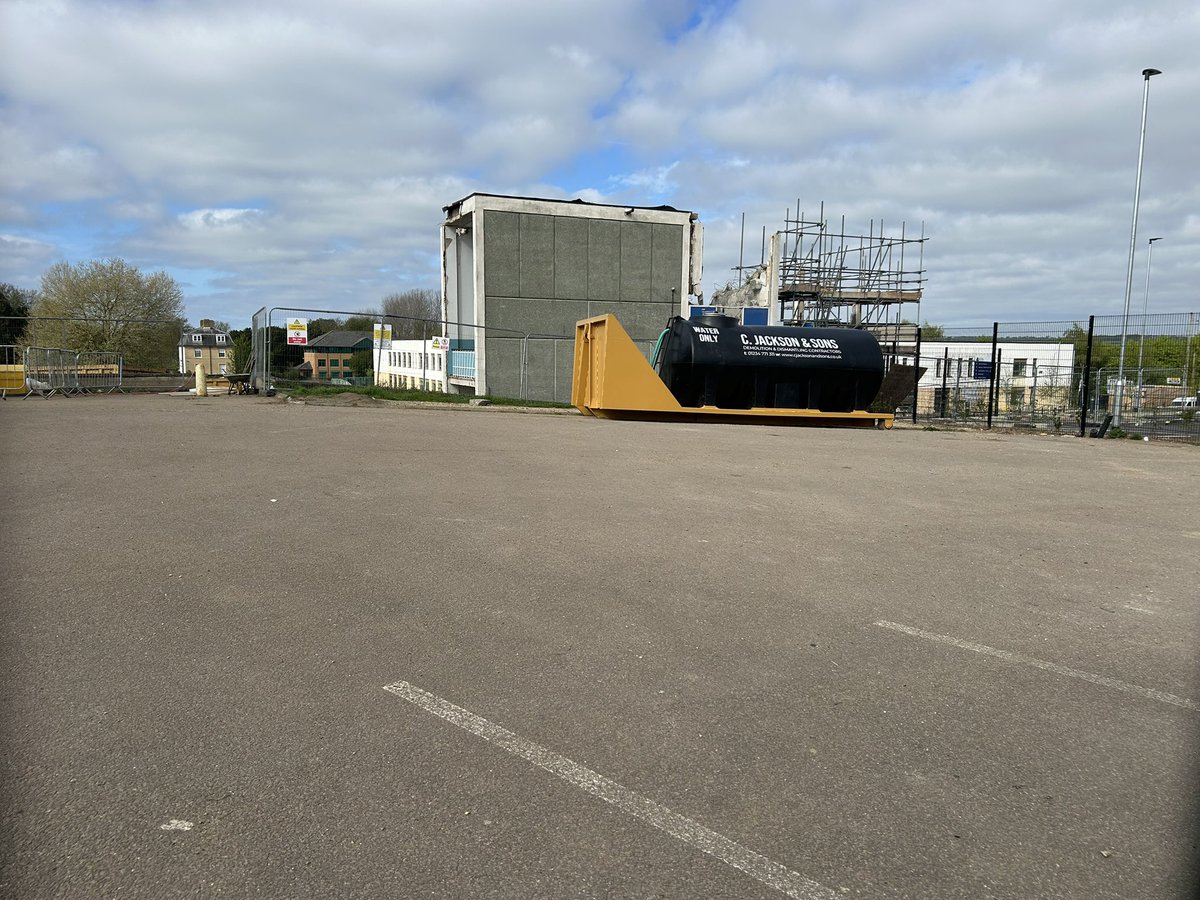 AJRAllModCons's tweet photo. A sad day. I walked Goldie to see the final bit of demolition of Robert Bruce, my first teaching post through the 90s. So many memories came flooding back… @KAKempston @DaubeneyAcademy @JamesEValentine @BedfordTweets @hannahharwood4 @steedie1980 @browneyib https://t.co/Ut59daGIKr