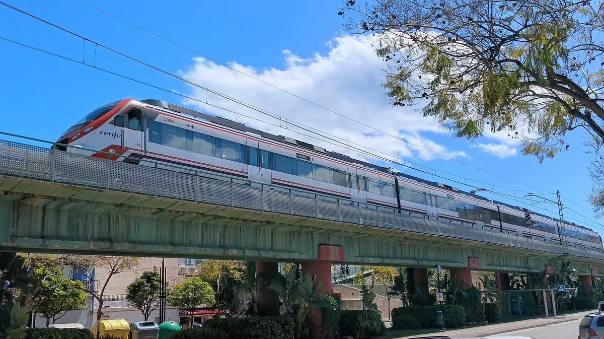 Nunca entenderé porque se apuesta tan poco en España en la integración del ferrocarril en las ciudades de esta manera ⬇️

Permeable por abajo y aislado por arriba. 

📍Los Boliches
📸: Jose Manuel Leiva (Fotos trenes españoles)
