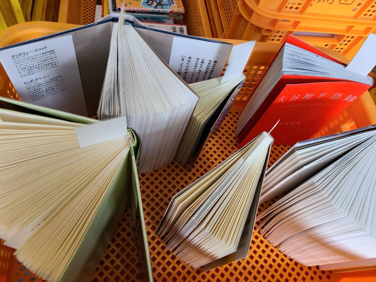 Book_Partner's tweet photo. 蒲郡市立図書館です。写真は、返却された本についている「臭い」を、風を当てて飛ばしているところです。香りの感じ方には個人差があると思われますが、タバコや香水など、汚れだけではなく香りにもご配慮くださいますようお願いします。
#蒲郡　#図書館 https://t.co/8cYZ9CCcBX