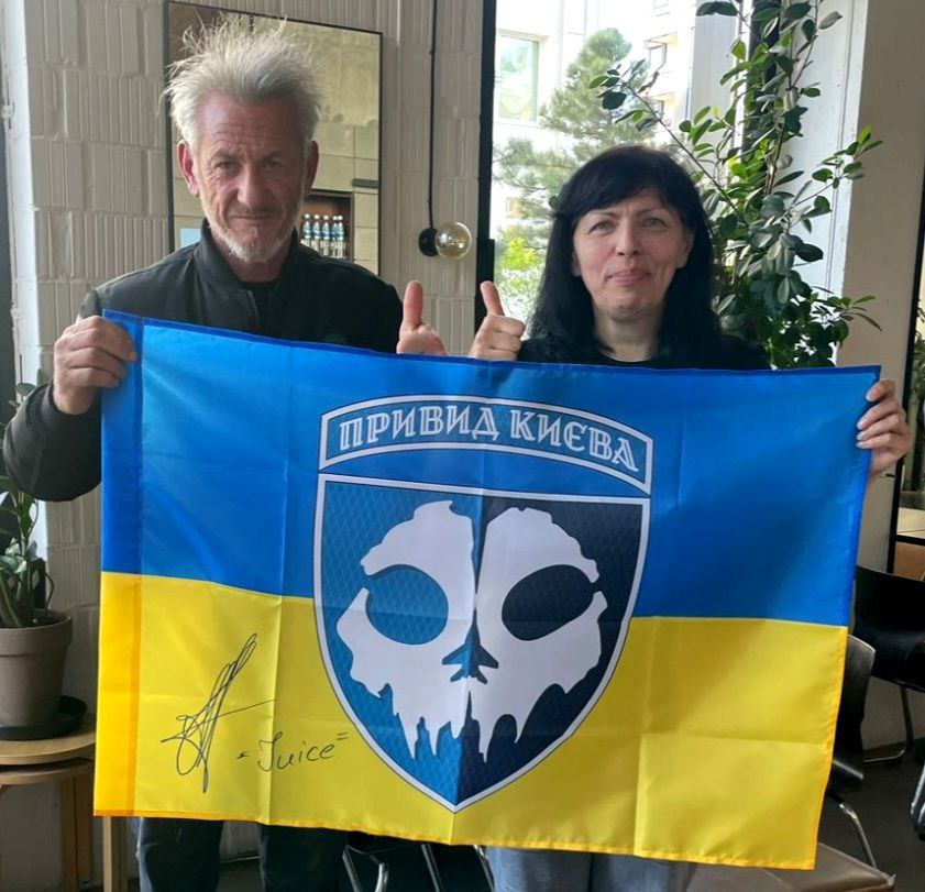 kardinal691's tweet image. Oscar-winning actor #Sean_Penn meets with the mother of the deceased Juice pilot

#Lilia_Averianova reported this on Facebook but did not specify when and where their meeting took place.

 "#Ukraine, your true friends are always with you! They constantly think about helping us in