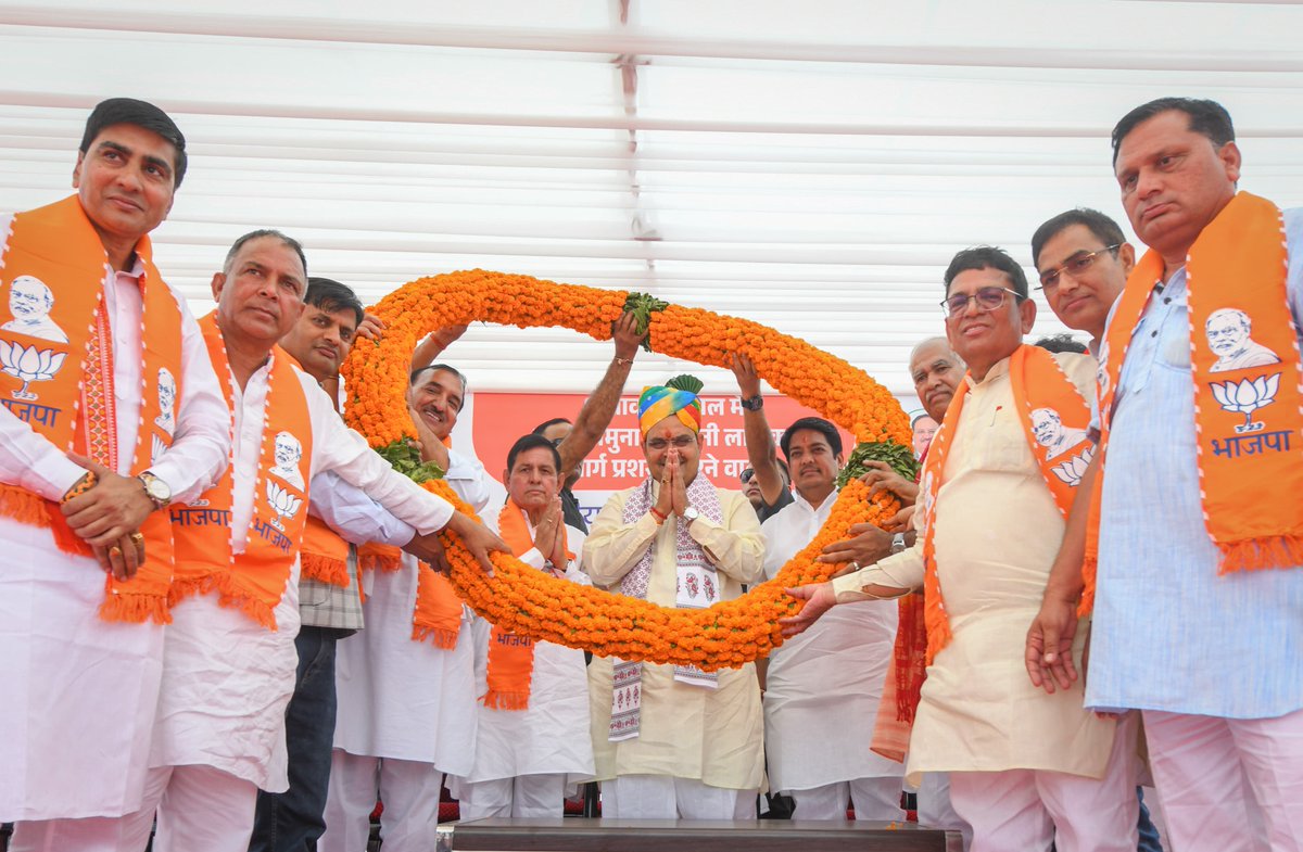 BJP4Rajasthan's tweet photo. मुख्यमंत्री श्री @BhajanlalBjp ने शेखावाटी प्रवास के दौरान झुंझुनूं टोल पर आयोजित अभिनंदन कार्यक्रम में उपस्थित नागरिकों को सम्बोधित किया। https://t.co/QXWgJhLDTS