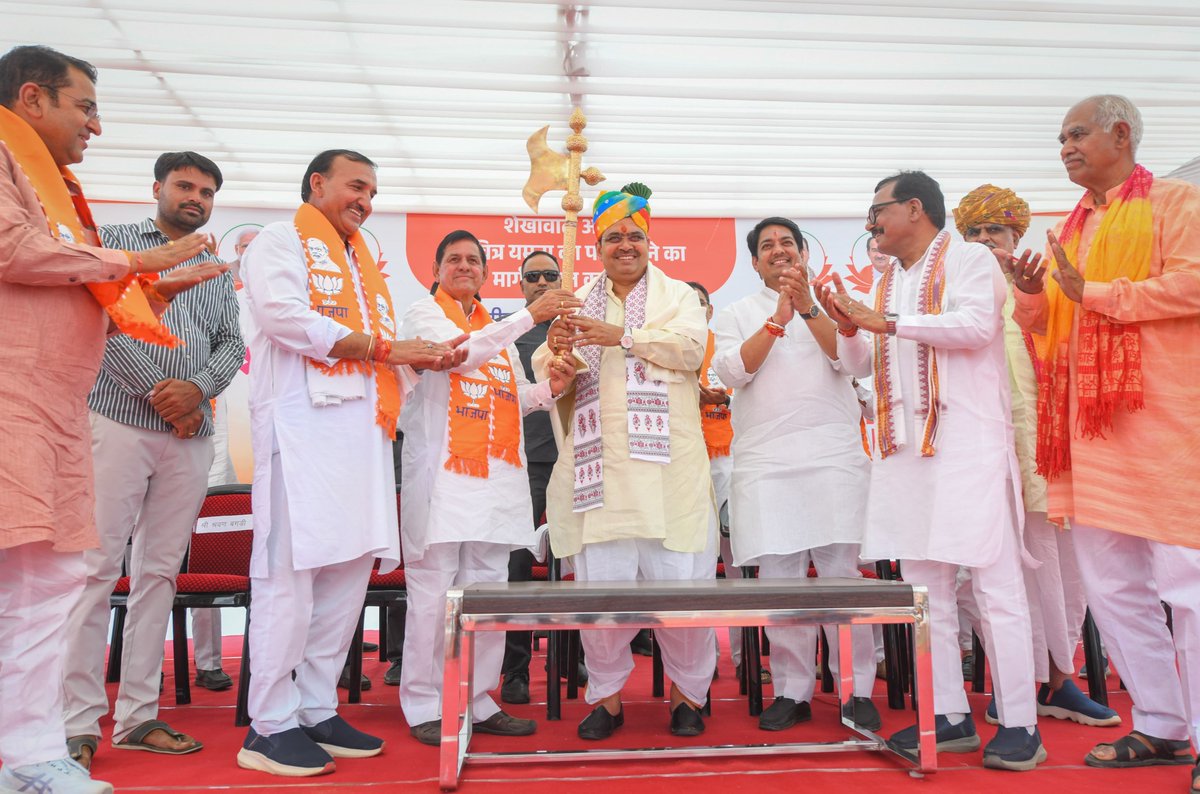 BJP4Rajasthan's tweet photo. मुख्यमंत्री श्री @BhajanlalBjp ने शेखावाटी प्रवास के दौरान झुंझुनूं टोल पर आयोजित अभिनंदन कार्यक्रम में उपस्थित नागरिकों को सम्बोधित किया। https://t.co/QXWgJhLDTS