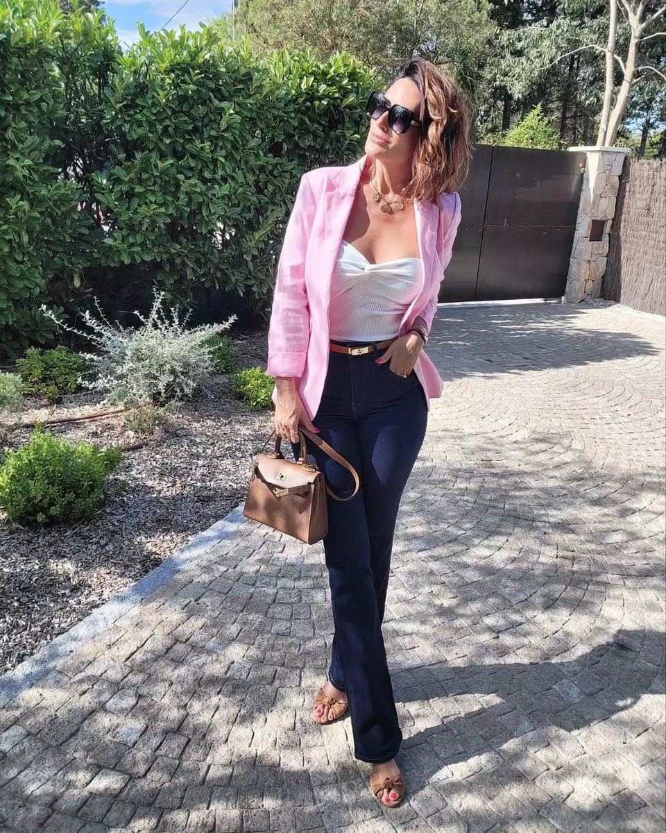 neslicarpediem's tweet photo. Günaydın ☀️❤️

Güzel bir pazar günü diliyorum. Öpüyorum herkesi. 💋🫶🥰

 #pazar https://t.co/OUoRoXqxhq