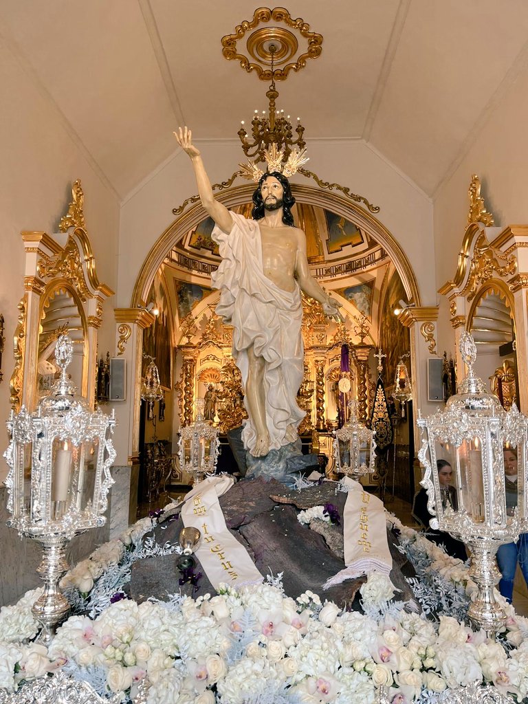 moraosalhgrande's tweet photo. Así luce Nuestro Padre Jesús Resucitado en su trono procesional en este Domingo de Resurrección de 2025.

Este es el día en que actuó el Señor, sea nuestra alegría y nuestro gozo.

¡Jesús ha Resucitado! 
¡ALELUYA!

#MoraosALH
#CofradíasMLG https://t.co/LhigHh1z4Y