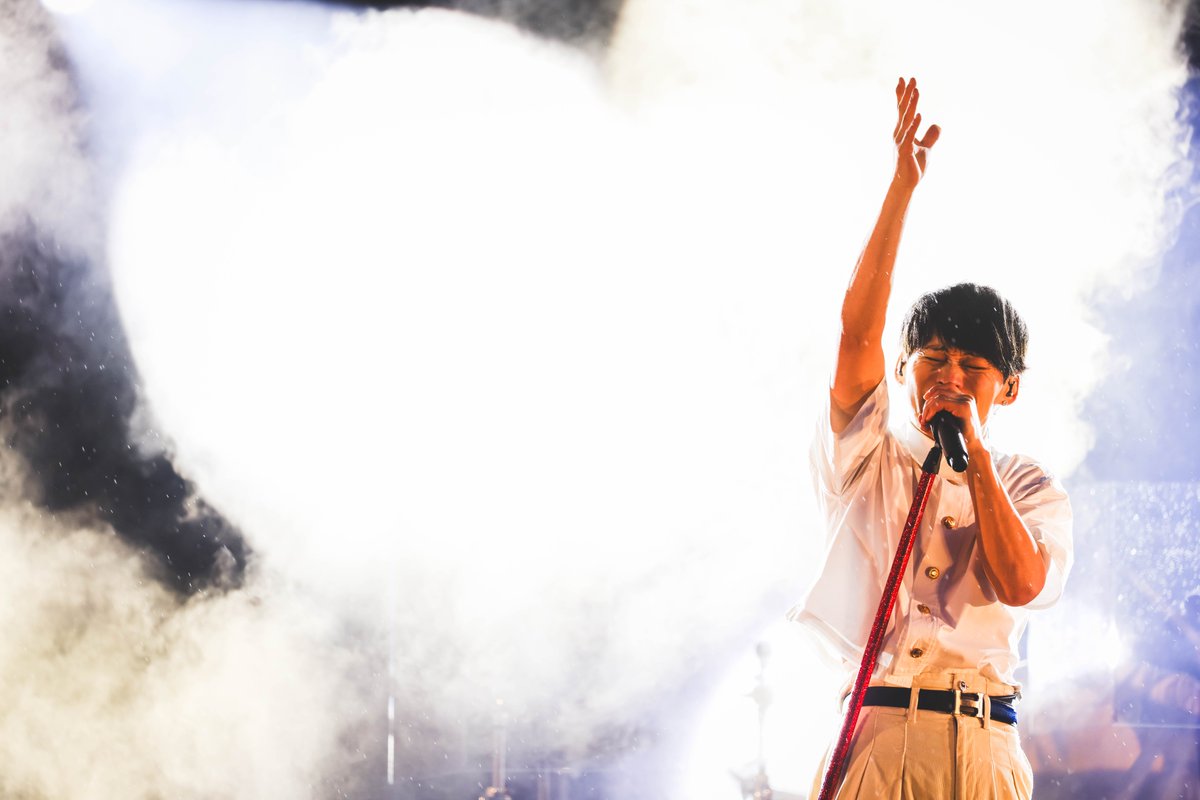 playbackfes's tweet photo. --------------------------
   UVERworld
--------------------------
どんな状況でも心を掴む、圧巻のパフォーマンス！
昨日とは異なるセットリストで挑んだステージは
さらなる熱量で会場を震わせました🔥
雨音もエネルギーに変えるような魂の響きに胸が震えました☔✨

@UVERworld_dR2
​#UVERworld #playbackfes #PBF #舞鶴プレイバックフェス #舞鶴

Photo:オイケカオリ