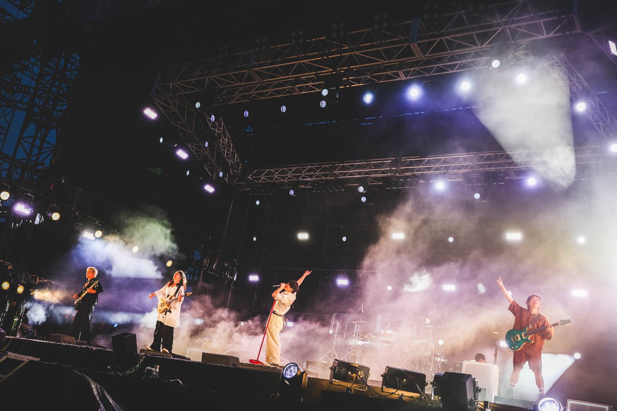 playbackfes's tweet photo. --------------------------
   UVERworld
--------------------------
どんな状況でも心を掴む、圧巻のパフォーマンス！
昨日とは異なるセットリストで挑んだステージは
さらなる熱量で会場を震わせました🔥
雨音もエネルギーに変えるような魂の響きに胸が震えました☔✨

@UVERworld_dR2
​#UVERworld #playbackfes #PBF #舞鶴プレイバックフェス #舞鶴

Photo:オイケカオリ
