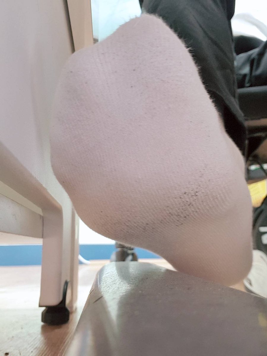 1roowa's tweet photo. 낼 월요병 올 거 같은데 근무시간 동안 내 밑에서 몰래 발시중 들 누구 없나
거수?

#남자발 #흰양말 https://t.co/InCI36tTzx