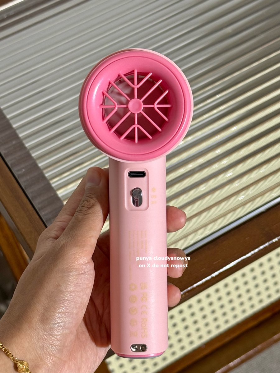 cloudysnowys's tweet photo. WOI LUCU BGTT KIPAS TAPI ADA COOLING SENSATIONNYA JADI DINGIN 😭🫵🏻

udah 3 hari di charger baterainya belum habis, sumpah anginnya kenceng bangettt...

btw ini warna pink barunya cakeppp 💗 https://t.co/xKk5Do3m65