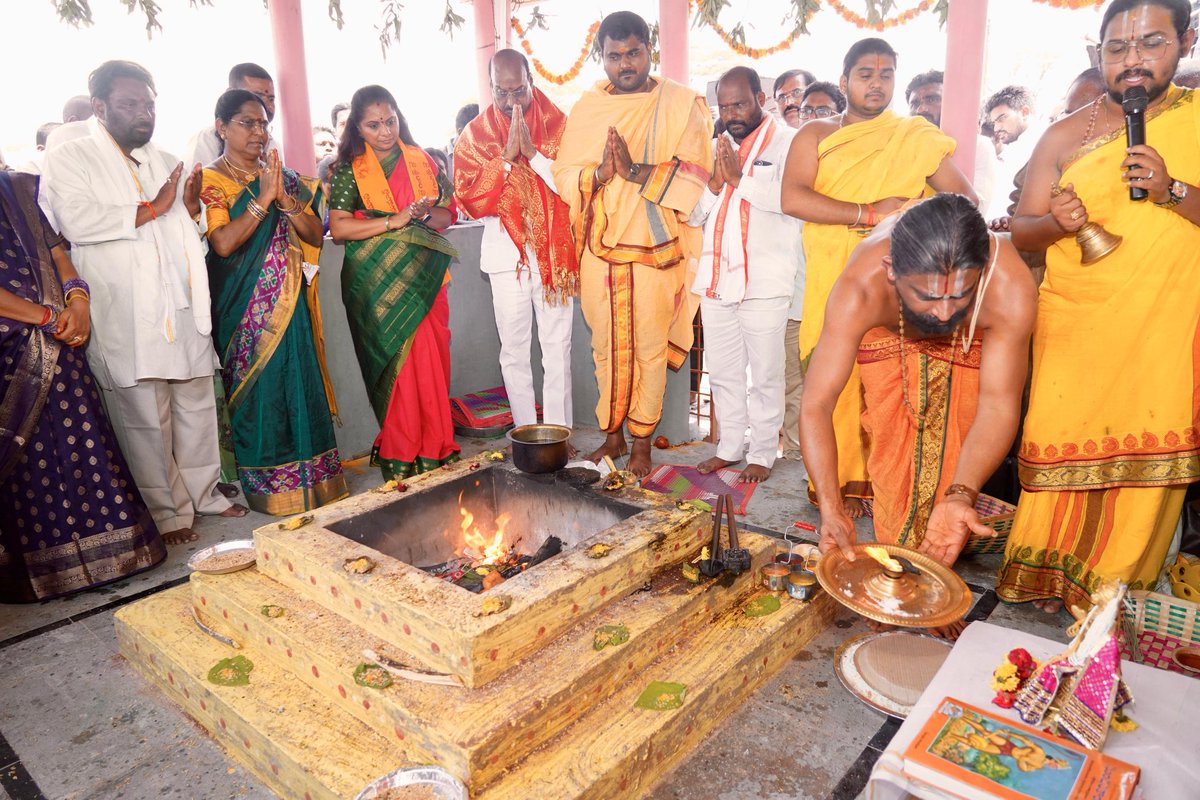 RaoKavitha's tweet photo. సిద్దిపేట జిల్లా, నాచారం గుట్టలోని ధ్యానాంజనేయ స్వామి ఆలయంలో నిర్వహించిన హనుమత్ మూల మంత్ర యజ్ఞంలో పాలుపంచుకోవడం, శ్రీ శ్రీ దుర్గాప్రసాద్ స్వామిజీ వారి ఆశీస్సులు తీసుకోవడం సంతోషంగా ఉంది.

తెలంగాణ ప్రజలందరిపై మహారుద్ర హనుమాన్ చల్లని చూపు ఎళ్లవేళలా ఉండాలని ఆ స్వామిని ప్రార్థిస్తున్నాను.