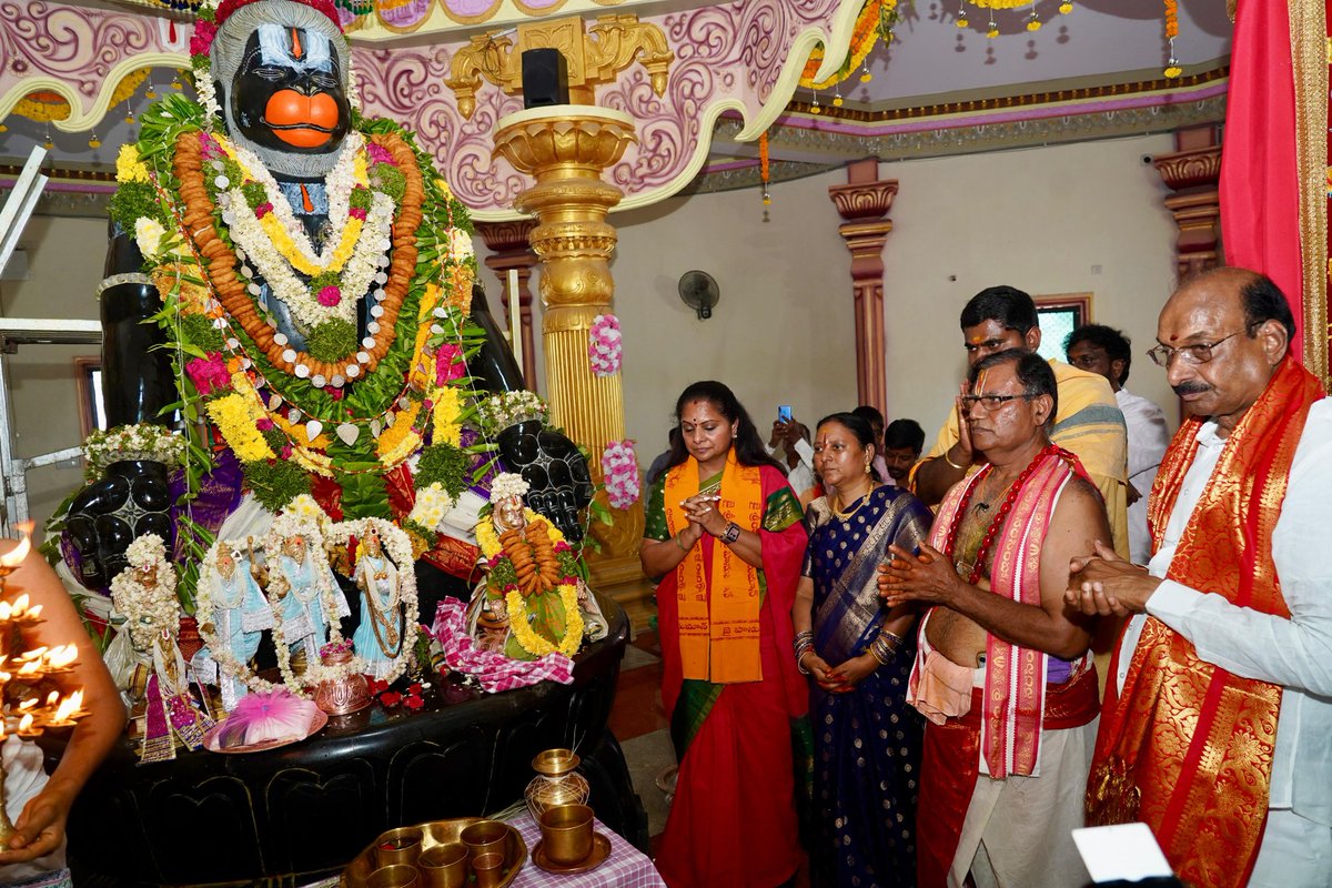 RaoKavitha's tweet photo. సిద్దిపేట జిల్లా, నాచారం గుట్టలోని ధ్యానాంజనేయ స్వామి ఆలయంలో నిర్వహించిన హనుమత్ మూల మంత్ర యజ్ఞంలో పాలుపంచుకోవడం, శ్రీ శ్రీ దుర్గాప్రసాద్ స్వామిజీ వారి ఆశీస్సులు తీసుకోవడం సంతోషంగా ఉంది.

తెలంగాణ ప్రజలందరిపై మహారుద్ర హనుమాన్ చల్లని చూపు ఎళ్లవేళలా ఉండాలని ఆ స్వామిని ప్రార్థిస్తున్నాను.