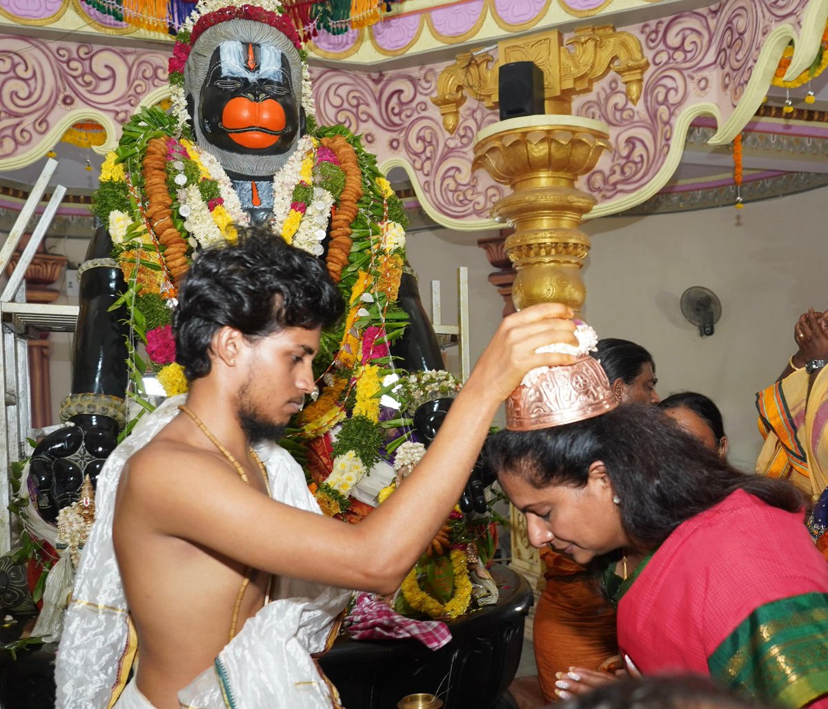 RaoKavitha's tweet photo. సిద్దిపేట జిల్లా, నాచారం గుట్టలోని ధ్యానాంజనేయ స్వామి ఆలయంలో నిర్వహించిన హనుమత్ మూల మంత్ర యజ్ఞంలో పాలుపంచుకోవడం, శ్రీ శ్రీ దుర్గాప్రసాద్ స్వామిజీ వారి ఆశీస్సులు తీసుకోవడం సంతోషంగా ఉంది.

తెలంగాణ ప్రజలందరిపై మహారుద్ర హనుమాన్ చల్లని చూపు ఎళ్లవేళలా ఉండాలని ఆ స్వామిని ప్రార్థిస్తున్నాను.