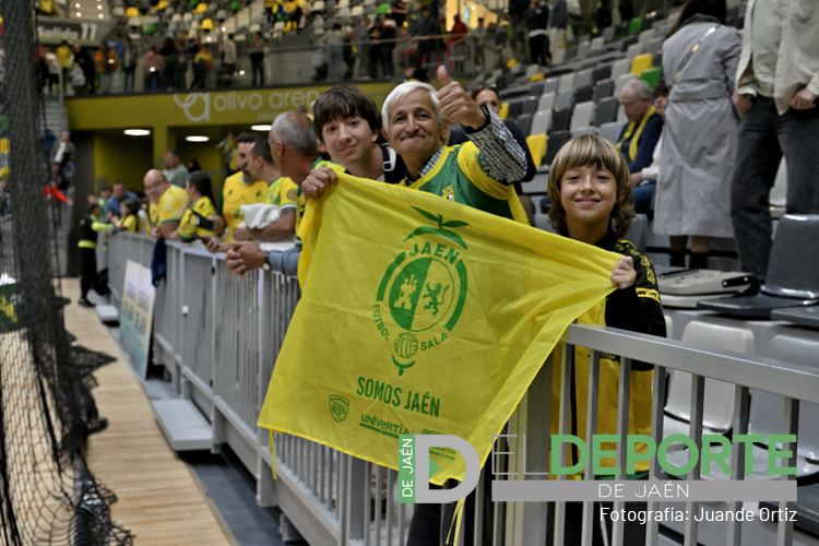 eldeportedejaen's tweet photo. 🟡🙌🏻 Repasamos las mejores imágenes del triunfo de @JaenFS ante Burela y de la afición en el Olivo Arena

📸 Fotos de @JuandeOrBea 

Galería completa aquí⤵️
https://t.co/48NwtBElC6 https://t.co/pihj3W4I2h