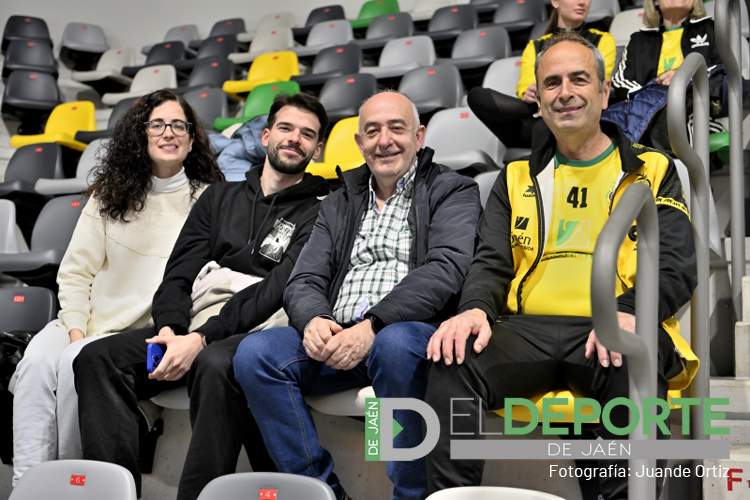 eldeportedejaen's tweet photo. 🟡🙌🏻 Repasamos las mejores imágenes del triunfo de @JaenFS ante Burela y de la afición en el Olivo Arena

📸 Fotos de @JuandeOrBea 

Galería completa aquí⤵️
https://t.co/48NwtBElC6 https://t.co/pihj3W4I2h