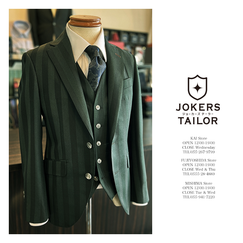 近年注目を集めているグリーンスーツ。
ビジネスシーンでの着用は難しいかもしれませんが、カジュアルな場面やお祝い事に着用するスーツとして
おさえておきたい1着です。
おしゃれでモダンな印象を与え、いつもとひと味違う気品あふれる大人のスタイルを演出したい方におすすめです。