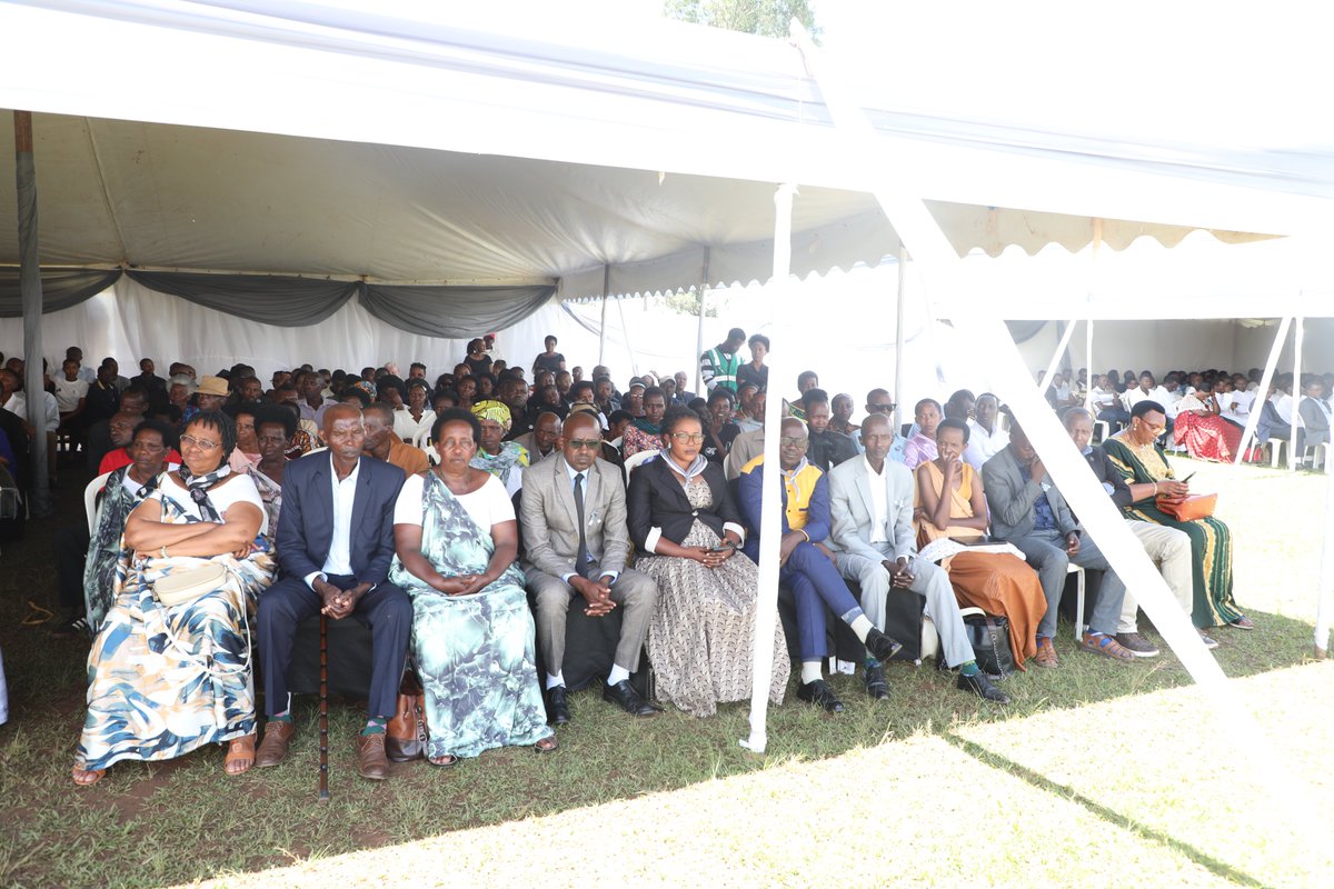 NyaruguruDistr's tweet photo. #Nyumba: Abagize @RwandaParliamnet,Komite Nyobozi z'uturere twa #Nyaruguru & #Huye n'Abagize Inama z'umutekano muri utu Turere #Ibuka bifatanije n'abaturage mu kwibuka abazize Jenoside yakorewe Abatutsi no gushyingura imibiri 620 yakuwe i #Ngera n'imibiri 4 yabonetse i muri Huye https://t.co/aHYqtQKbsN