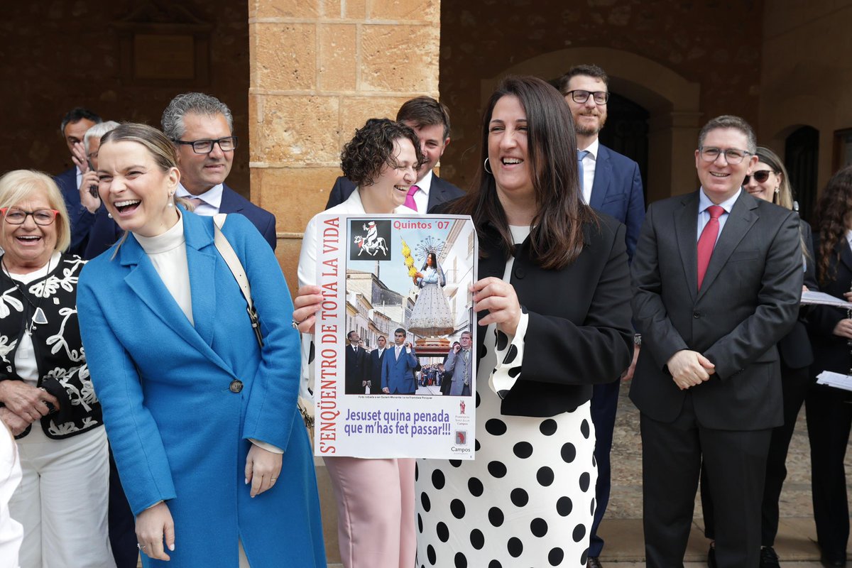 MargaProhens's tweet photo. El Diumenge de Pasqua és una de les festes més sentides pels campaners: escoltar els Quintos cantar Sales. Molts d’anys Quintos! ❤️

Un dia molt especial amb la processó del Sant Enqüentro. Un dels moments més emocionants amb la trobada de la Mare Dolorosa amb el seu Fill ja ressuscitat. Una cita que ens fa connectar amb les nostres arrels amb fe i esperança.