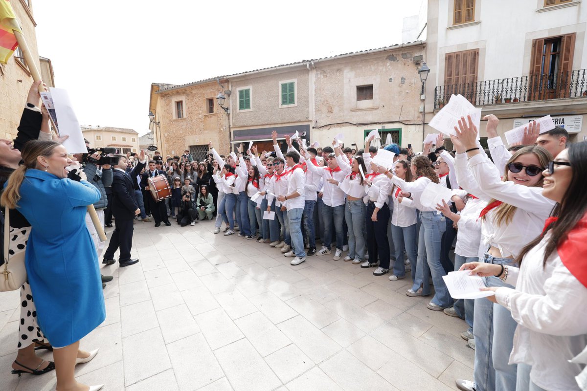 MargaProhens's tweet photo. El Diumenge de Pasqua és una de les festes més sentides pels campaners: escoltar els Quintos cantar Sales. Molts d’anys Quintos! ❤️

Un dia molt especial amb la processó del Sant Enqüentro. Un dels moments més emocionants amb la trobada de la Mare Dolorosa amb el seu Fill ja ressuscitat. Una cita que ens fa connectar amb les nostres arrels amb fe i esperança.