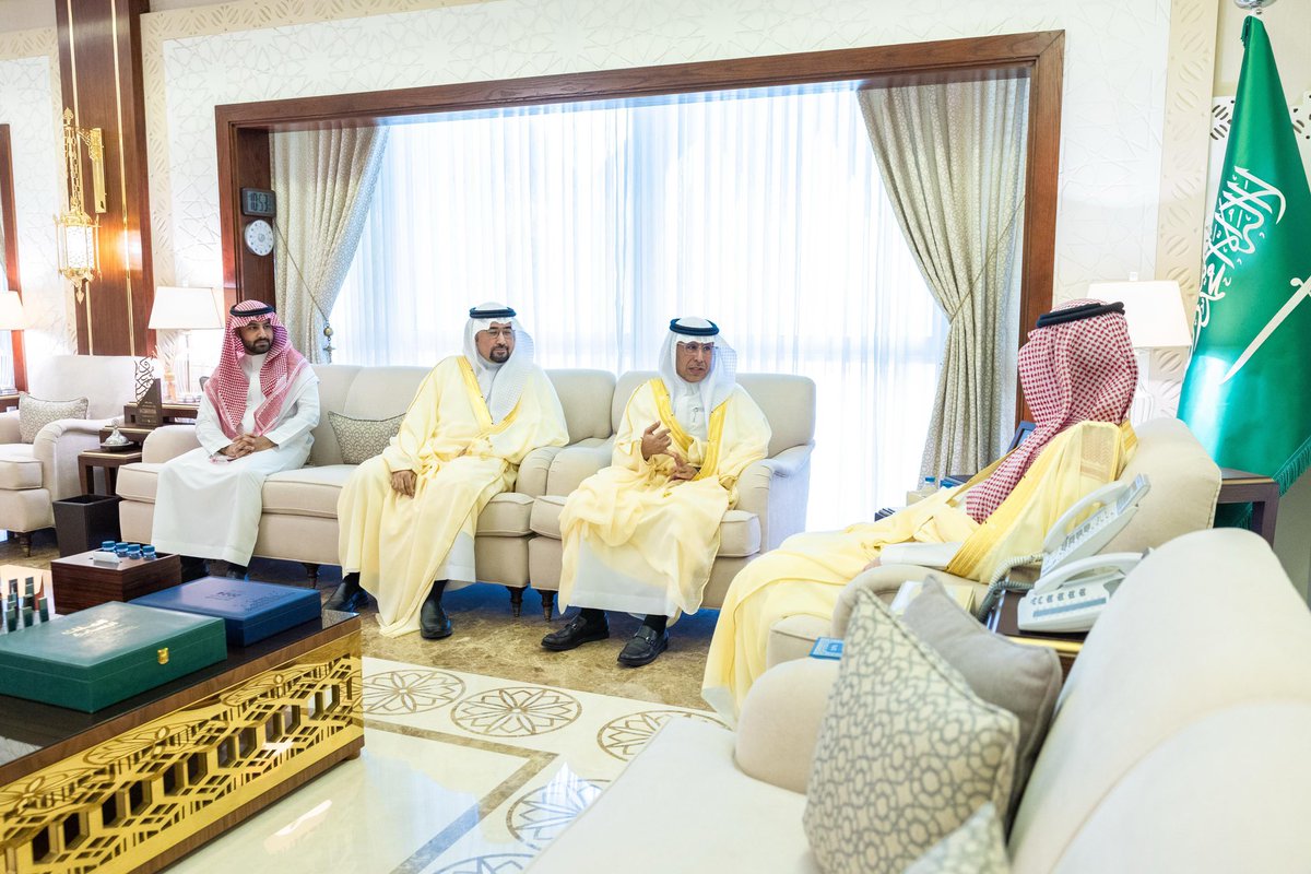 SDA_Sharqia's tweet photo. واستمع سموه إلى شرح عن أبرز ما تضمنه التقرير من منجزات تحققت خلال العام 2024، مثمناً دعم القيادة الرشيدة للتنمية في المنطقة، وتوجيهات سمو رئيس المجلس التي كان لها الأثر الإيجابي على سير أعمال الهيئة وتحقيقها لتلك المنجزات بالشراكة مع الجهات ذات العلاقة.
 
ورفع المهندس عمر العبداللطيف شكره وتقديره لسمو نائب أمير المنطقة الشرقية على متابعته الحثيثة  ودعمه اللامحدود لأعمال الهيئة.