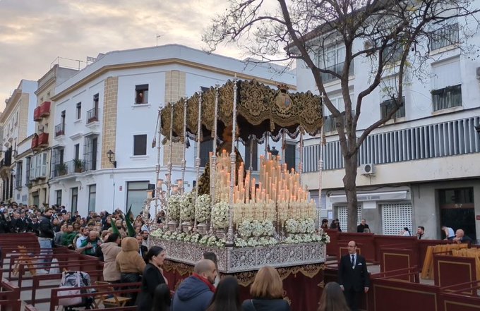 Vídeo de la Esperanza Coronada de la Yedra por la Calle Jose Luis Diez en la mañana del Viernes Santo 2025
