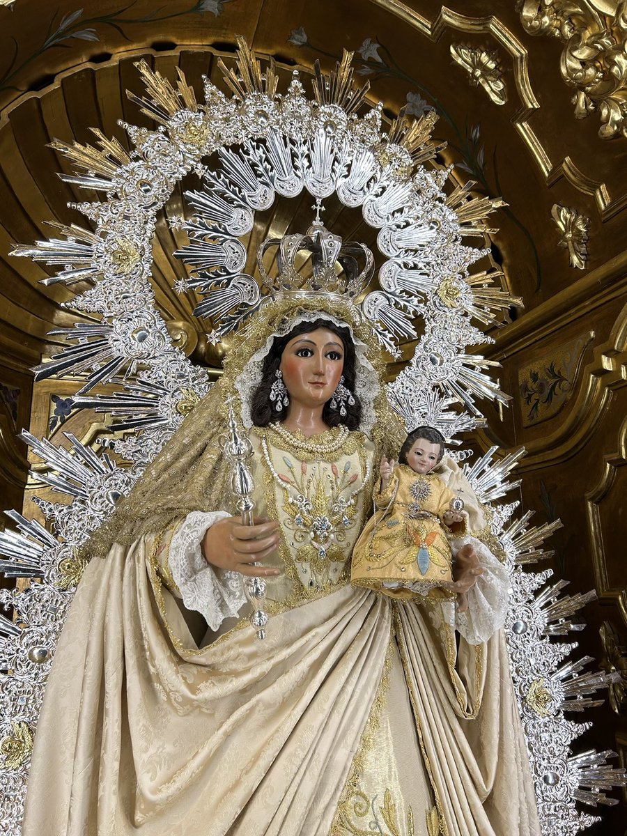 Santa María de las Nieves Coronada apareció la noche del sábado gloria vestida de blanco para la fiesta de la resurrección de nuestro Señor.

Desde estas líneas, la Comisión de Nuestra Señora de las Nieves Coronada les desea una feliz pascua de resurrección.