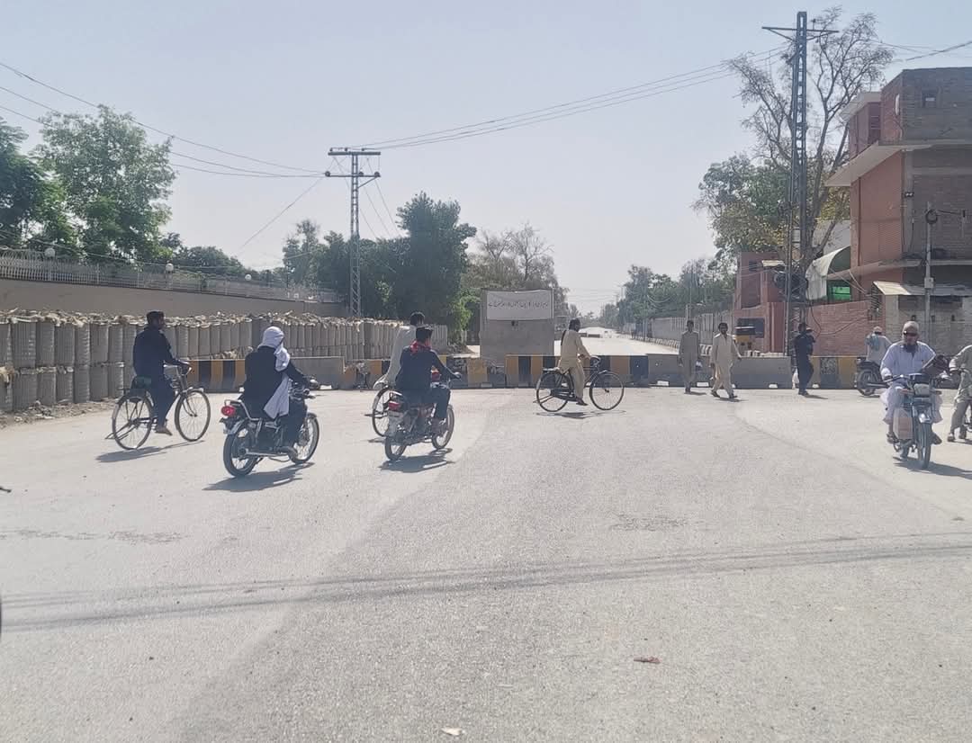 Main road leading from Bannu to #NorthWaziristan closed by security forces. Bannu surrounding region Jani Khel &amp; NorthWaziristan under complete security siege &amp; curfew. Brutal colonial rule continue in peripheral #Pakhtunkhwa.