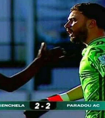 AlgerFootCom's tweet photo. ���� BUT EXCEPTIONNEL 🇩🇿Lors du match USMK - Paradou, le gardien Mokhtar Ferrahi monte dans les arrêts de jeu… et claque une tête incroyable pour égaliser à la dernière seconde (2-2) ! 😱🧤⚽A Voir Absolument 🔥 📍 J23 – Ligue 1 DZ #FootDZ #Ligue1 https://t.co/emf2HAGMqE