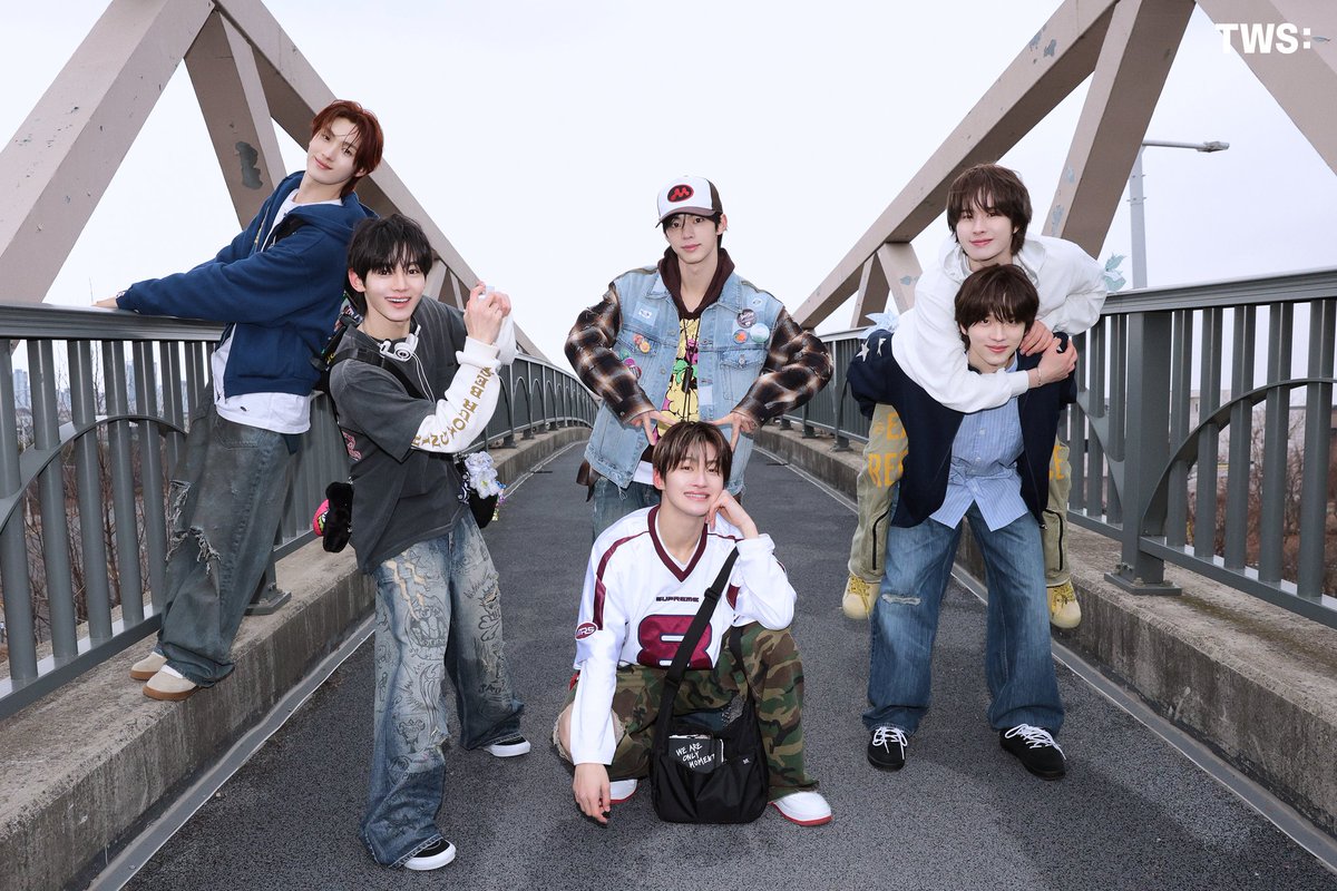 youtharchives's tweet image. "WOI sini maju lu pada"               "siap kak, maju berapa langkah yah ini?"