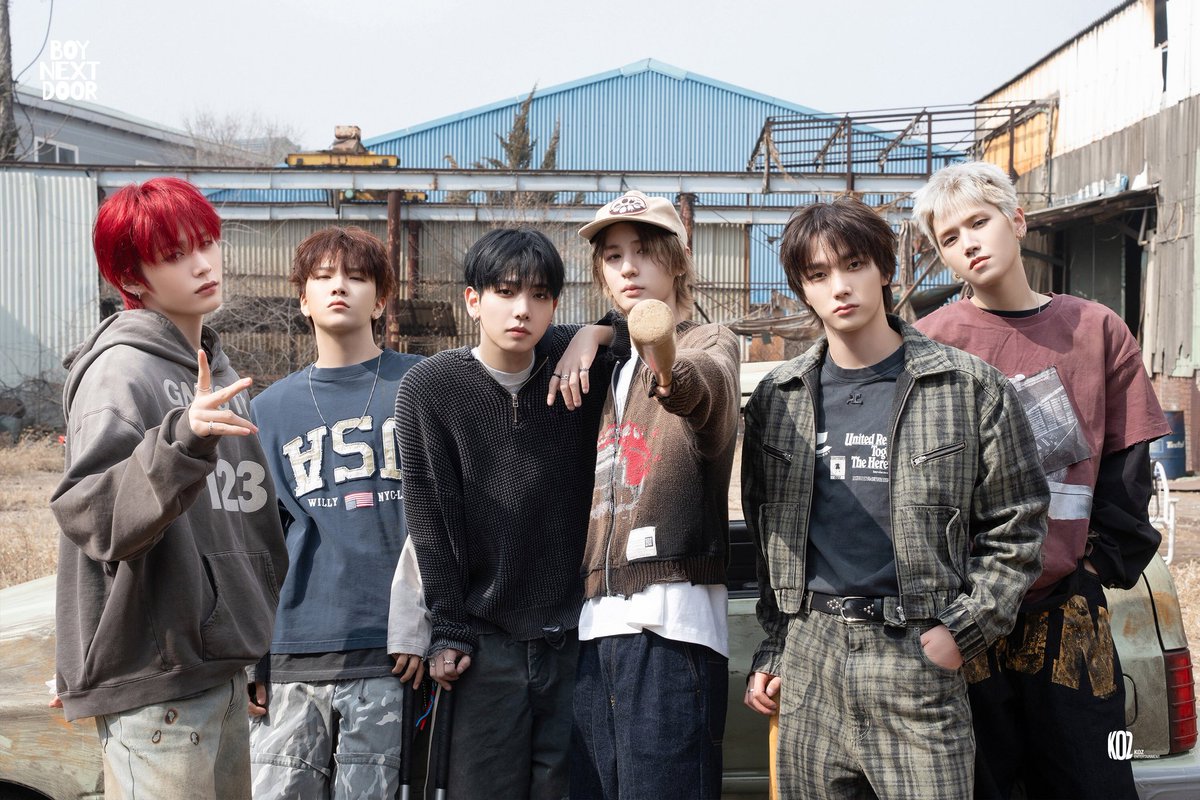 youtharchives's tweet image. "WOI sini maju lu pada"               "siap kak, maju berapa langkah yah ini?"