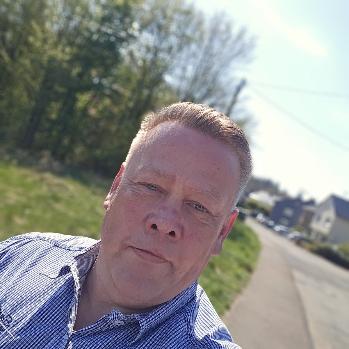 Das schöne Wetter genießen, bei einem Spaziergang