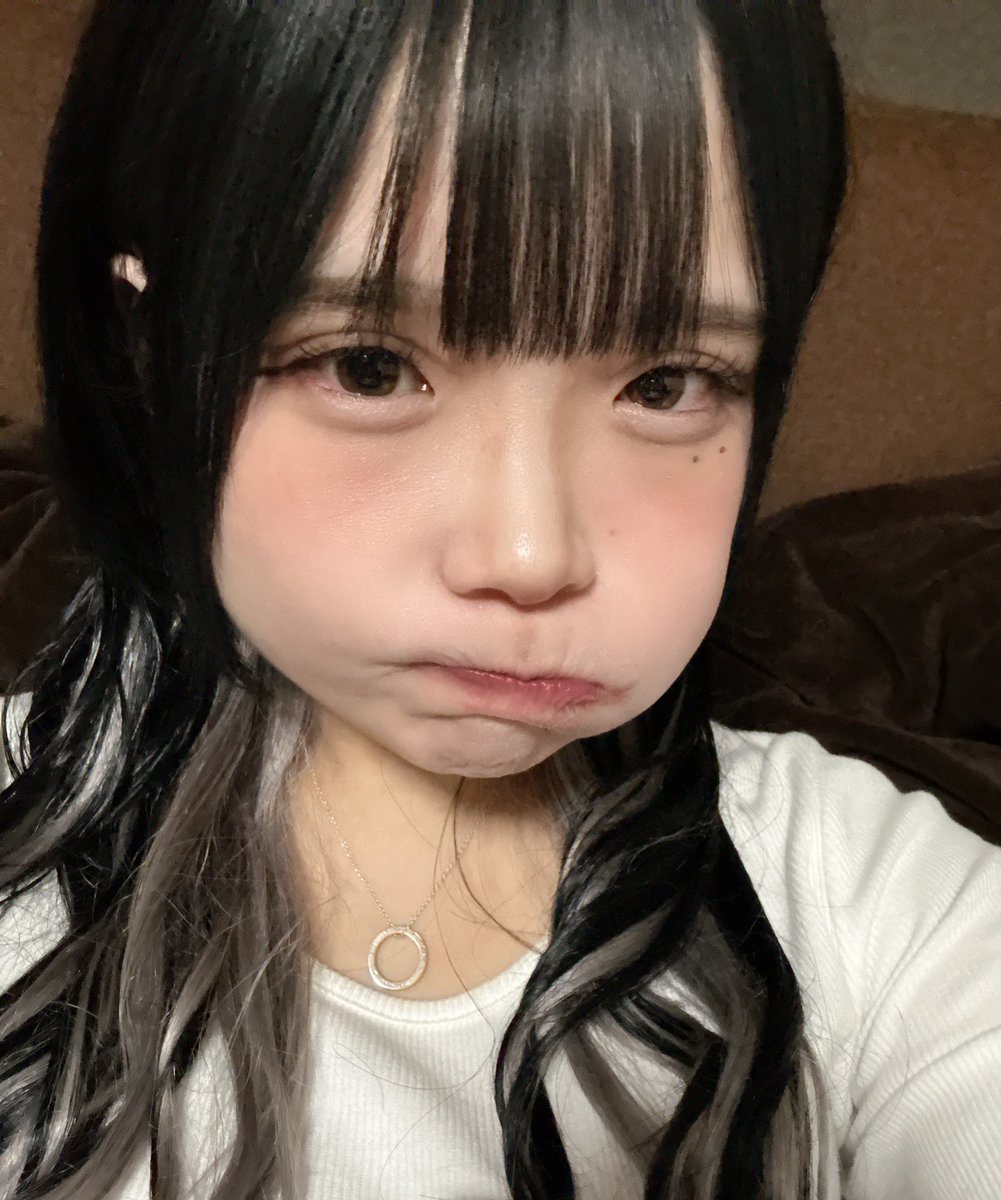 kapikapi0621's tweet photo. いちご食べたんだけど大きすぎん？🍓
ロングにしたよ報告しておくね🫵🏻
(最後の写真は1個まるまんま食べて膨らんでる) https://t.co/Pp3TSdVKMQ