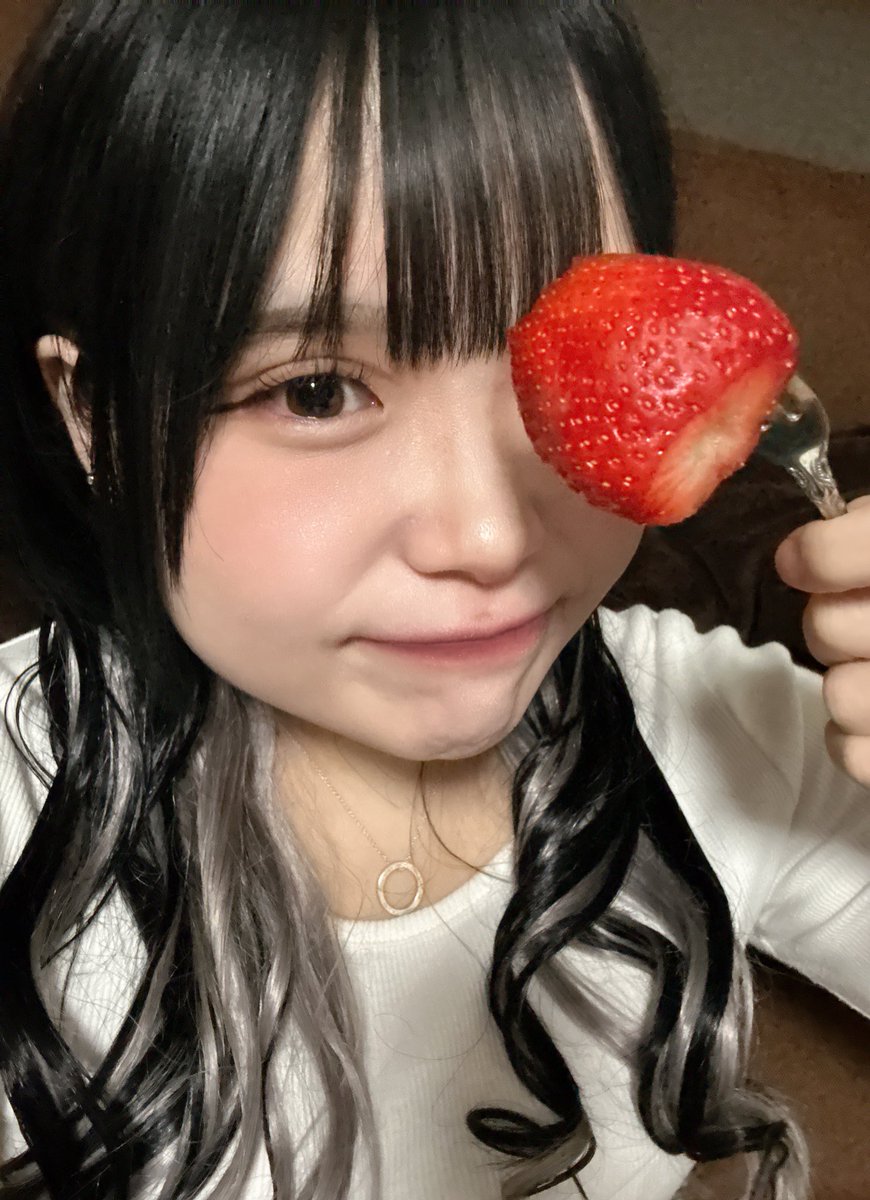 kapikapi0621's tweet photo. いちご食べたんだけど大きすぎん？🍓
ロングにしたよ報告しておくね🫵🏻
(最後の写真は1個まるまんま食べて膨らんでる) https://t.co/Pp3TSdVKMQ