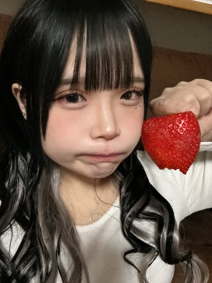 kapikapi0621's tweet photo. いちご食べたんだけど大きすぎん？🍓
ロングにしたよ報告しておくね🫵🏻
(最後の写真は1個まるまんま食べて膨らんでる) https://t.co/Pp3TSdVKMQ