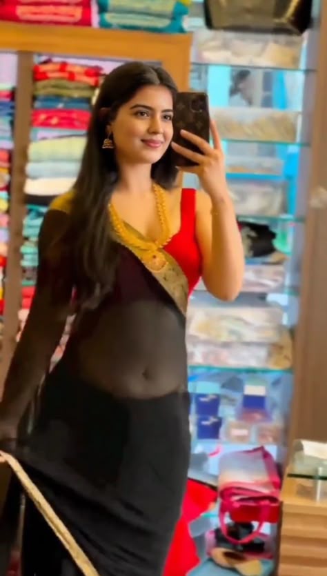 sexyindiammom's tweet photo. yIer maami with transparent saree and navel show hits different. Underrated face card and body card Amritha maami #maamimode #NavelQueen #navel #AmrithaAiyer #amrithammami #maami #SareeHot #sareeseduction https://t.co/w3UKriNBJ7
