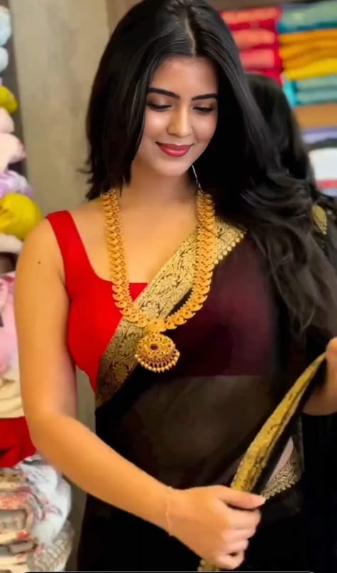 sexyindiammom's tweet photo. yIer maami with transparent saree and navel show hits different. Underrated face card and body card Amritha maami #maamimode #NavelQueen #navel #AmrithaAiyer #amrithammami #maami #SareeHot #sareeseduction https://t.co/w3UKriNBJ7
