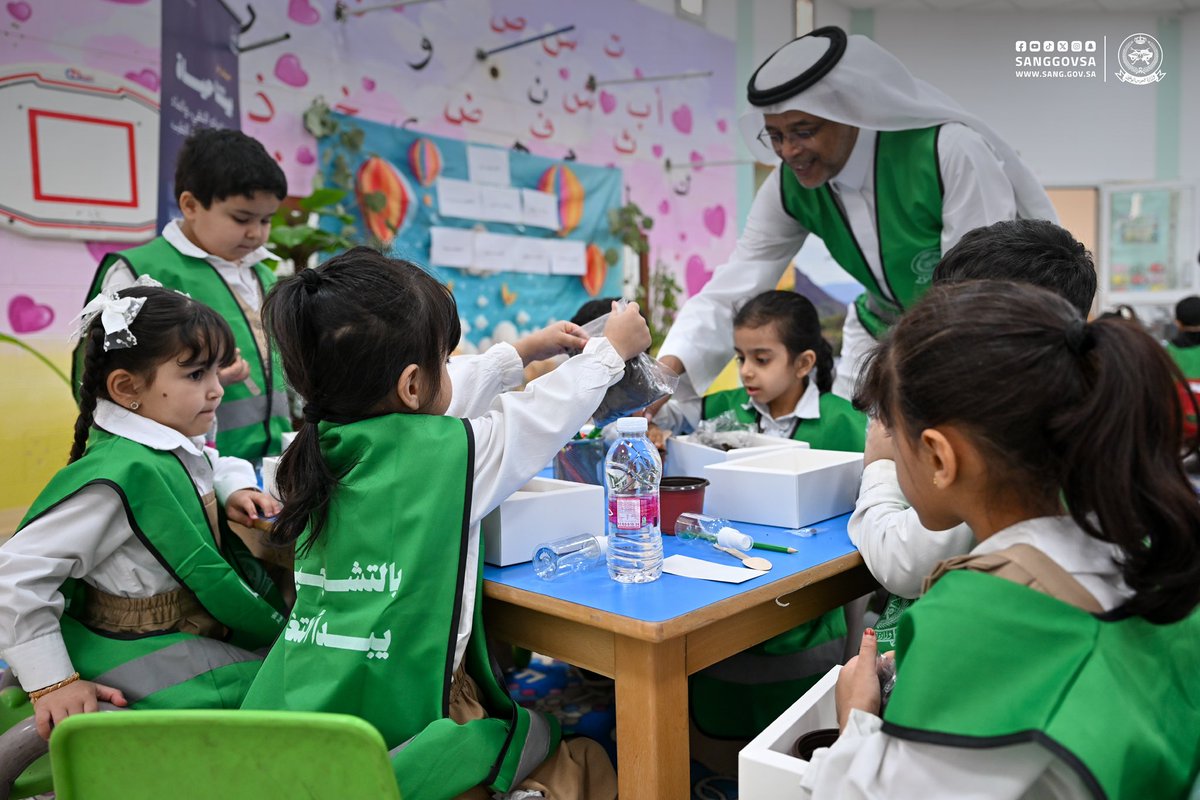 sanggovsa's tweet photo. نظّمت وكالة الشؤون الفنية بـ #وزارة_الحرس_الوطني في #أسبوع_البيئة "حملة بالتشجير يبدأ التغيير" بمدينة الملك عبدالعزيز السكنية بالرياض، وذلك بهدف تعزيز الوعي البيئي لدى الطلاب والطالبات . 

#بيتنا_كنز https://t.co/ptU2hyrRXk