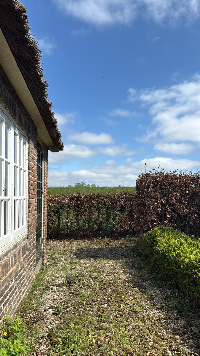 Zalig Pasen vanuit mijn bankje voor ons huis in Dalfsen. Ik kan de Vecht ruiken, hoor vogeltjes fluiten en ben dus domweg gelukkig ….