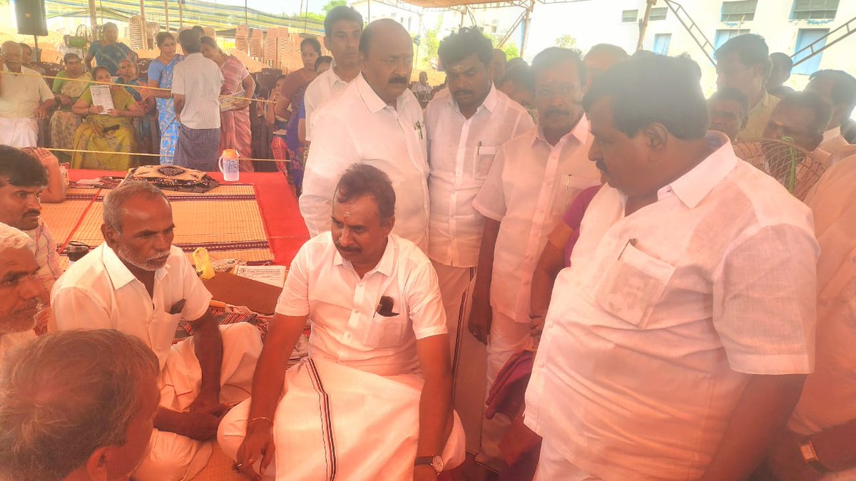 SPVelumanicbe's tweet photo. நியாமான கூலி உயர்வு உள்ளிட்ட பல்வேறு கோரிக்கைகளை வலியுறுத்தி, விசைத்தறியாளர்கள் #கோவை மாவட்டம், கருமத்தம்பட்டியில் காலவரையற்ற உண்ணாவிரதம் இருந்து வருகிறார்கள். 

போராட்டத்தில் ஈடுபட்டுள்ள விசைத்தறியாளர்களை, மாண்புமிகு எதிர்க்கட்சித் தலைவர், கழகப் பொதுச்செயலாளர், புரட்சித்தமிழர் அண்ணன் திரு. #எடப்பாடியார் அவர்களின் ஆணைக்கிணங்க போராட்டக் களத்திற்கு நேரில�� சென்று அவர்களுக்கு ஆதரவு தெரிவித்து, அவர்களின் பிரச்சனைகள் குறித்து கேட்டறிந்தேன்.

விசைத்தறியாளர்களின் கோரிக்கைகள் தொடர்பாக சட்டப்பேரவையில், அதிமுக சார்பில் கவன ஈர்ப்பு தீர்மானம் கொண்டு வந்தும் கூட ஜவுளி உற்பத்தியாளர்களுடன் பேச்சுவார்த்தை நடத்தி சுமூகத் தீர்வு எட்ட தமிழக அரசு எந்த நடவடிக்கையும் மேற்கொள்ளவில்லை.

விசைத்தறிக் கூடங்களுக்கு மானிய விலையில் சோலார் பேனல் ��மைத்துத் தர வேண்டும், விசைத்தறியாளர்களுக்கு நியாயமான கூலி உயர்வு கிடைக்க வேண்டும் உள்ளிட்ட பல்வேறு கோரிக்கைகள் தொடர்பாக சுமூகத் தீர்வு எட்டுவதற்கு தமிழக அரசு உடனடியாக நடவடிக்கை எடுக்க வேண்டும் என்றும், அவர்களின் வாழ்வாதாரம் பாதிக்கப்படாமலிருக்கத் தே��ையான நடவடிக்கைகளை மேற்கொள்ள வேண்டும் என்றும் கேட்டுக்கொள்கிறேன்.

@EPSTamilNadu @AIADMKOfficial @ADMK_Kovai #Coimbatore #AIADMK #அஇஅதிமுக