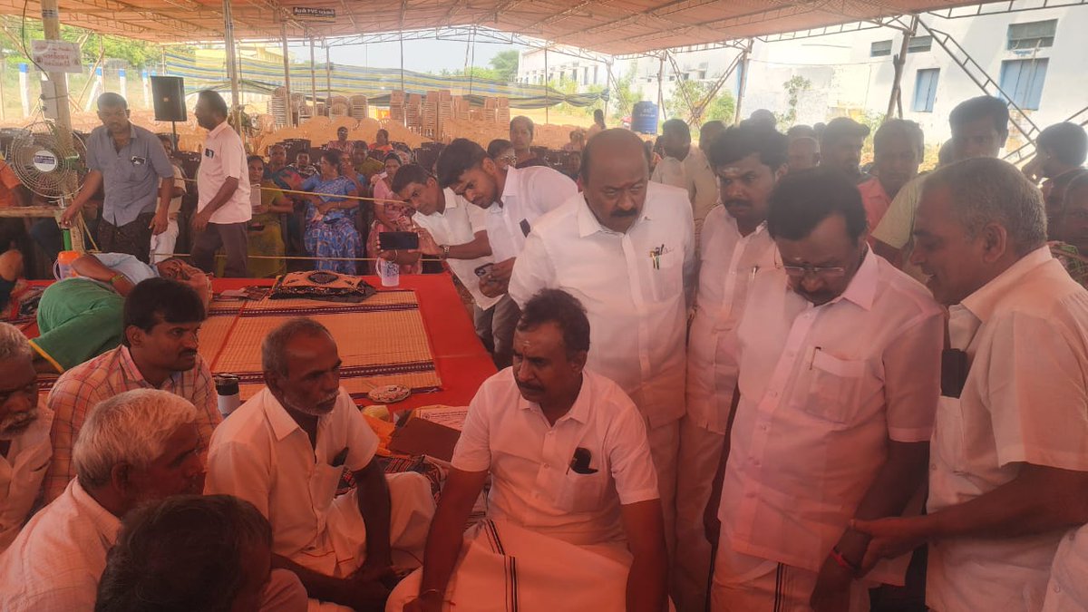 SPVelumanicbe's tweet photo. நியாமான கூலி உயர்வு உள்ளிட்ட பல்வேறு கோரிக்கைகளை வலியுறுத்தி, விசைத்தறியாளர்கள் #கோவை மாவட்டம், கருமத்தம்பட்டியில் காலவரையற்ற உண்ணாவிரதம் இருந்து வருகிறார்கள். 

போராட்டத்தில் ஈடுபட்டுள்ள விசைத்தறியாளர்களை, மாண்புமிகு எதிர்க்கட்சித் தலைவர், கழகப் பொதுச்செயலாளர், புரட்சித்தமிழர் அண்ணன் திரு. #எடப்பாடியார் அவர்களின் ஆணைக்கிணங்க போராட்டக் களத்திற்கு நேரில�� சென்று அவர்களுக்கு ஆதரவு தெரிவித்து, அவர்களின் பிரச்சனைகள் குறித்து கேட்டறிந்தேன்.

விசைத்தறியாளர்களின் கோரிக்கைகள் தொடர்பாக சட்டப்பேரவையில், அதிமுக சார்பில் கவன ஈர்ப்பு தீர்மானம் கொண்டு வந்தும் கூட ஜவுளி உற்பத்தியாளர்களுடன் பேச்சுவார்த்தை நடத்தி சுமூகத் தீர்வு எட்ட தமிழக அரசு எந்த நடவடிக்கையும் மேற்கொள்ளவில்லை.

விசைத்தறிக் கூடங்களுக்கு மானிய விலையில் சோலார் பேனல் ��மைத்துத் தர வேண்டும், விசைத்தறியாளர்களுக்கு நியாயமான கூலி உயர்வு கிடைக்க வேண்டும் உள்ளிட்ட பல்வேறு கோரிக்கைகள் தொடர்பாக சுமூகத் தீர்வு எட்டுவதற்கு தமிழக அரசு உடனடியாக நடவடிக்கை எடுக்க வேண்டும் என்றும், அவர்களின் வாழ்வாதாரம் பாதிக்கப்படாமலிருக்கத் தே��ையான நடவடிக்கைகளை மேற்கொள்ள வேண்டும் என்றும் கேட்டுக்கொள்கிறேன்.

@EPSTamilNadu @AIADMKOfficial @ADMK_Kovai #Coimbatore #AIADMK #அஇஅதிமுக
