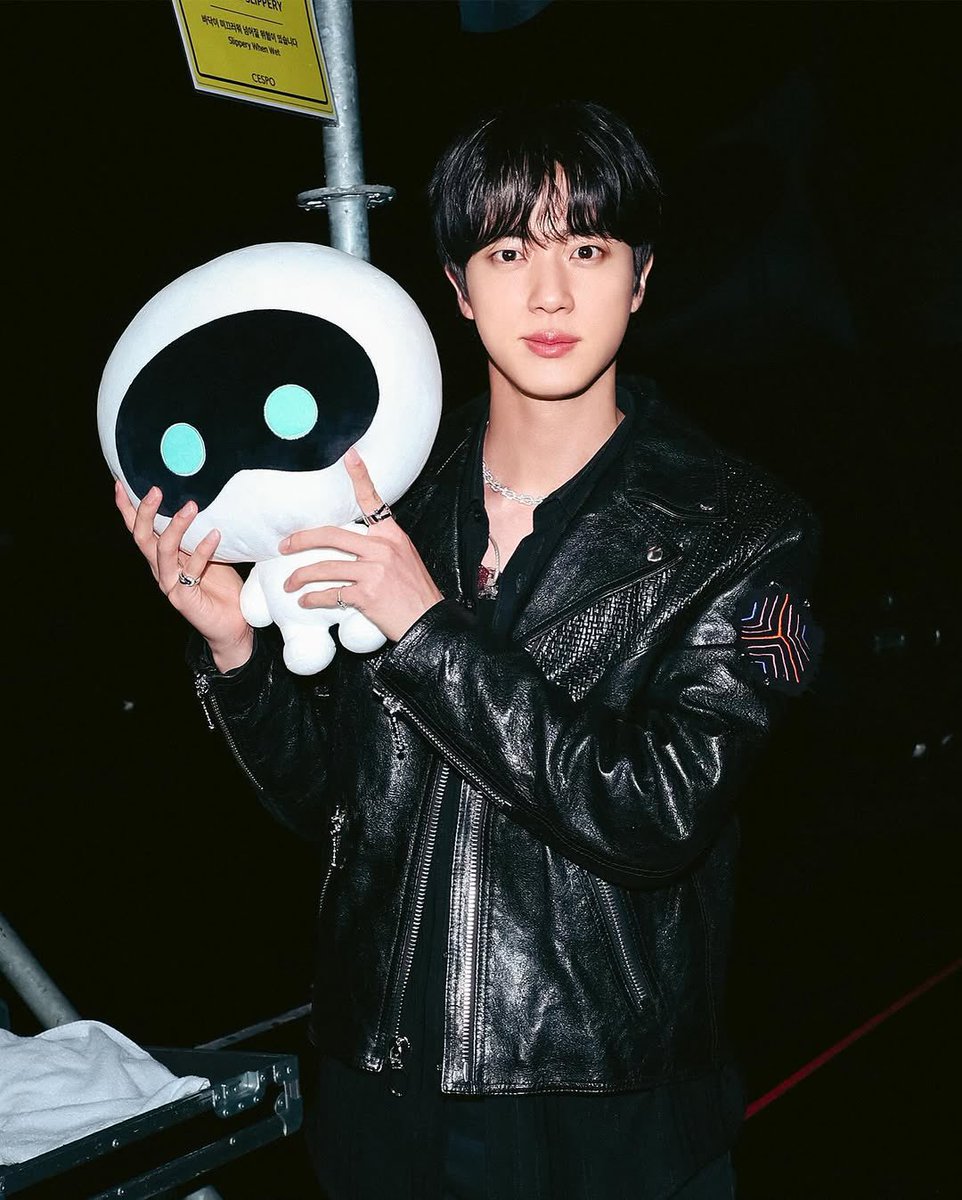 BackTheSoul's tweet photo. 🦋 | Atualização do canal #FORARMY do #BTS no Instagram | #JIN https://t.co/oo4WEWIZZ8