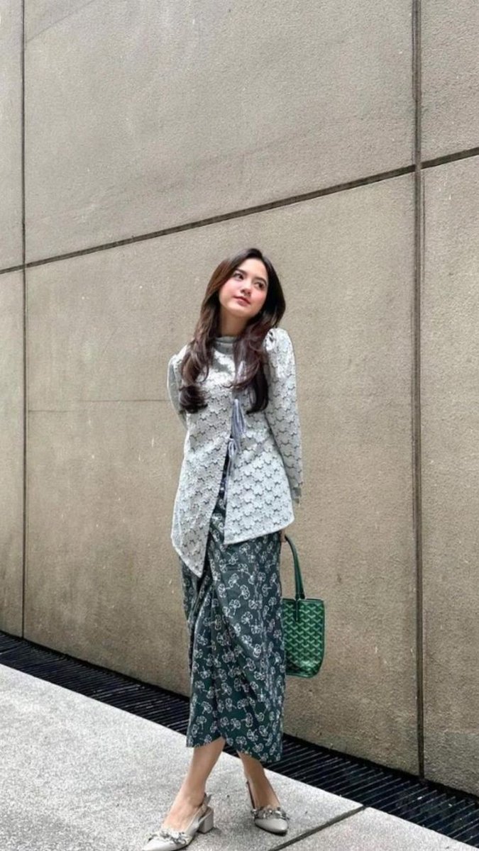 riseliaaa's tweet photo. referensi outfit berkain dan berkebaya untuk hari kartini
โ a thread โ
#KartiniDay #Berkain #Berkebaya https://t.co/u3zpQPOsCH