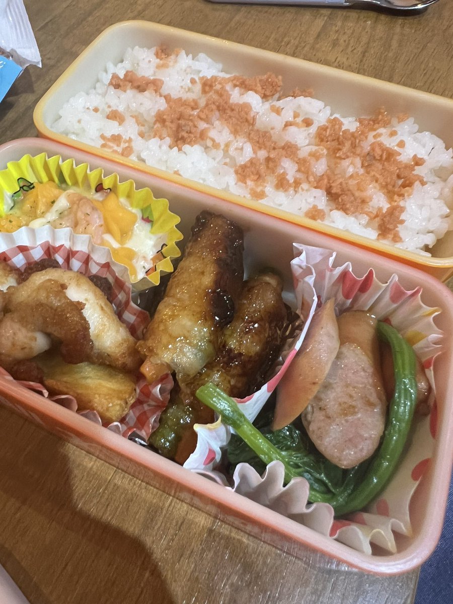 K_inb96's tweet photo. 初めてのお弁当なので、食べれる量とか好みとかを厳選する為
今日の晩ご飯はお弁当🤣
これは私のやつだけどメニューと量はほぼ一緒w
無事完食してたから前日に仕込みだな🤔 https://t.co/dRZg3cMRcS